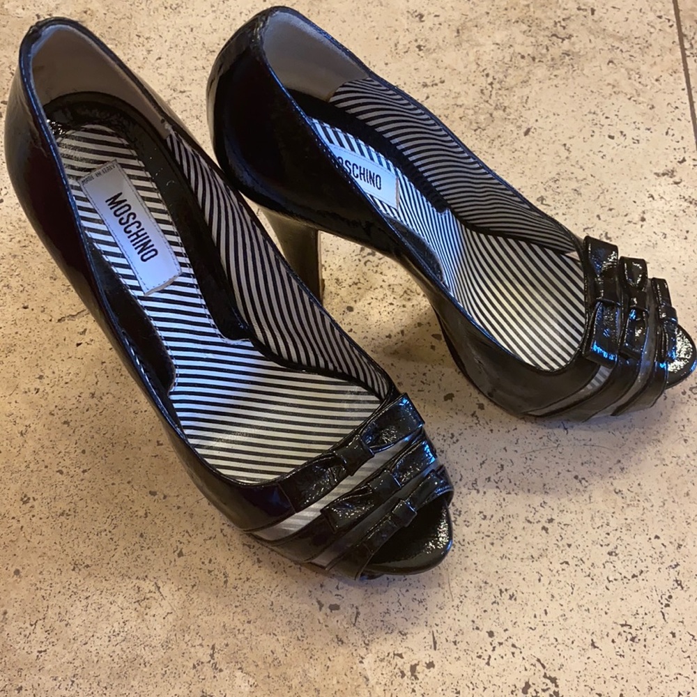 Moschino Authentic tuxedo bow patent platform